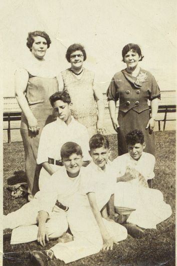 Minnie, Sara, Mary and their children